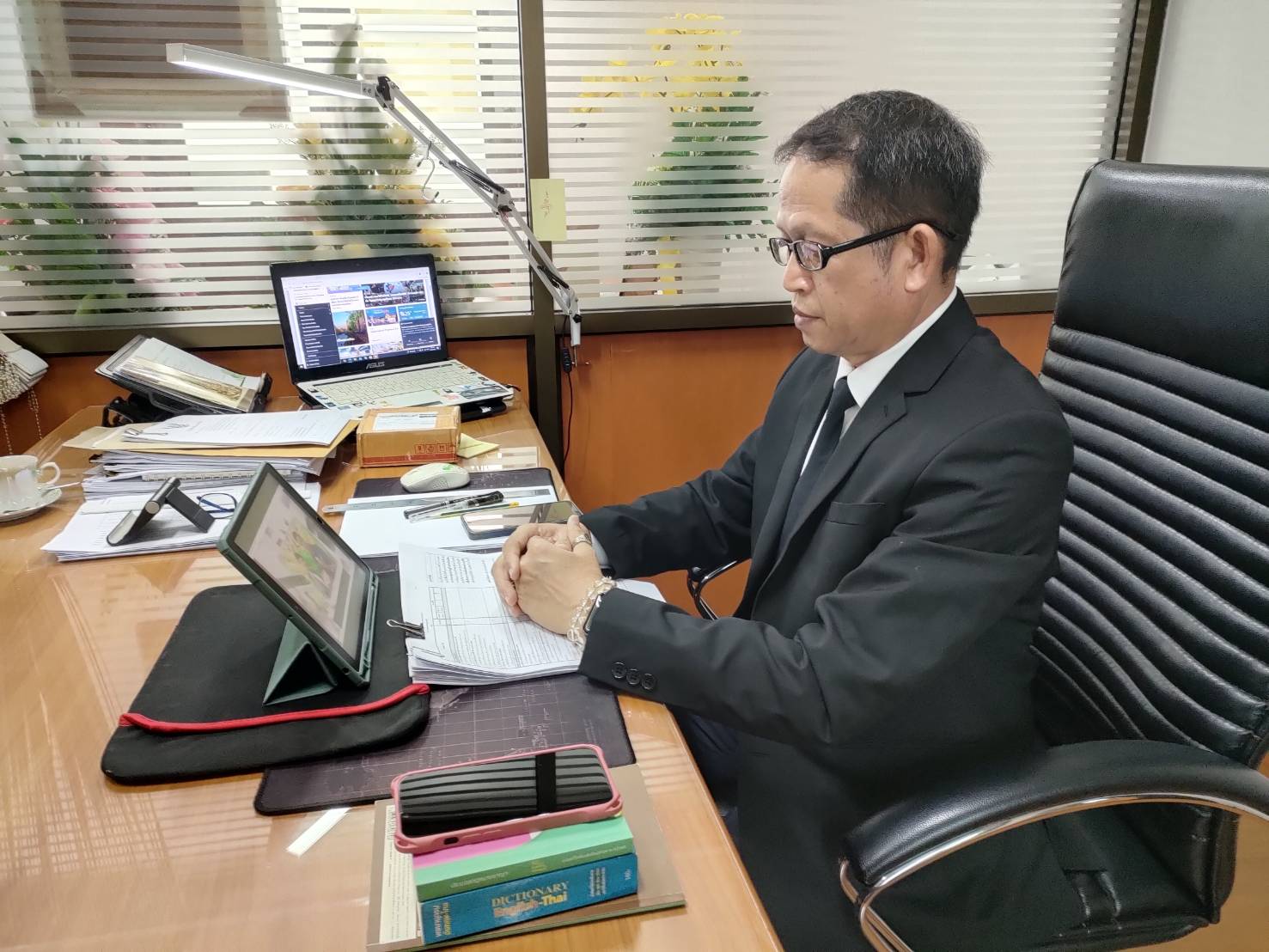 title - ผู้ตรวจราชการ ส.ป.ก. ร่วมประชุมคณะทำงานสรรหาปราชญ์เกษตรของแผ่นดินระดับเขต ประจำปี 2569 เขตตรวจราชการที่ 4 ผ่านระบบออนไลน์ (Zoom Meeting)